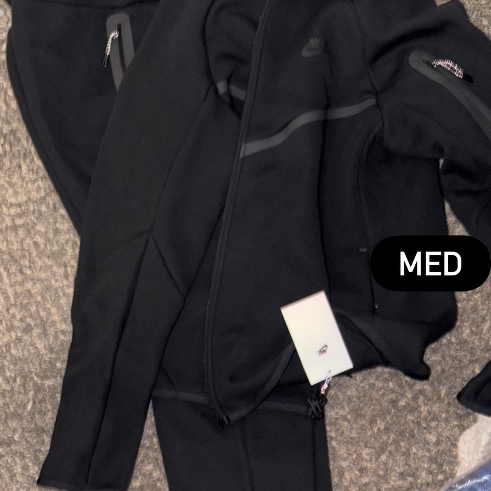 Nike Black Two-Piece Athletic Zip Jacket and Pants Set